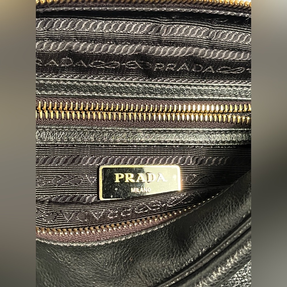 PRADA MILANO  (EMBOSSED LOGO) Glace calf Leather Black Shoulder Bag 🎩🎩🎩🎩🎩🎩 - Picture 14 of 16